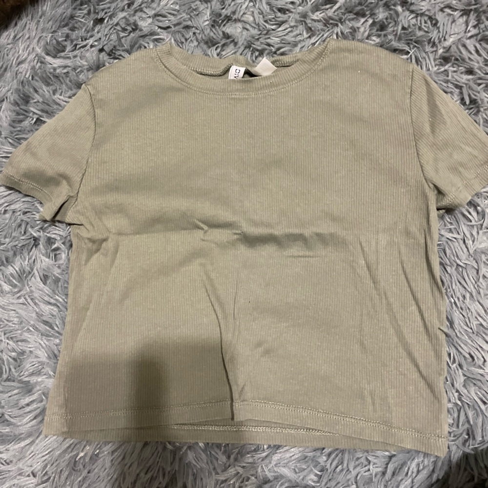 Green cropped shirt
